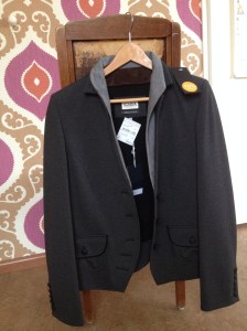 Best wel gaaf jasje van tricot, antraciet met lichtgrijze revers. Licht klassieke stijl.